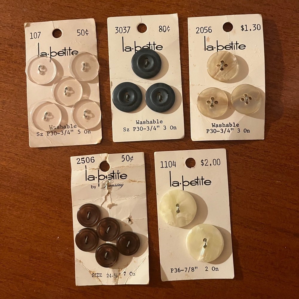 La Petite by Lansing Vintage New Old Stock 5 Cards Buttons (18)